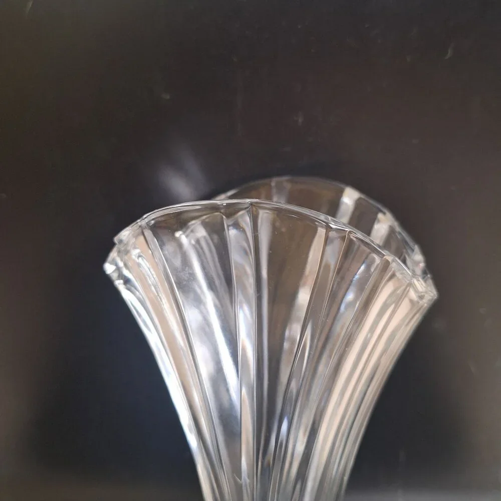 Clear Crystal Glass Swirl Design Fluted Vase Elegant Modern‎ Home Decor Accent